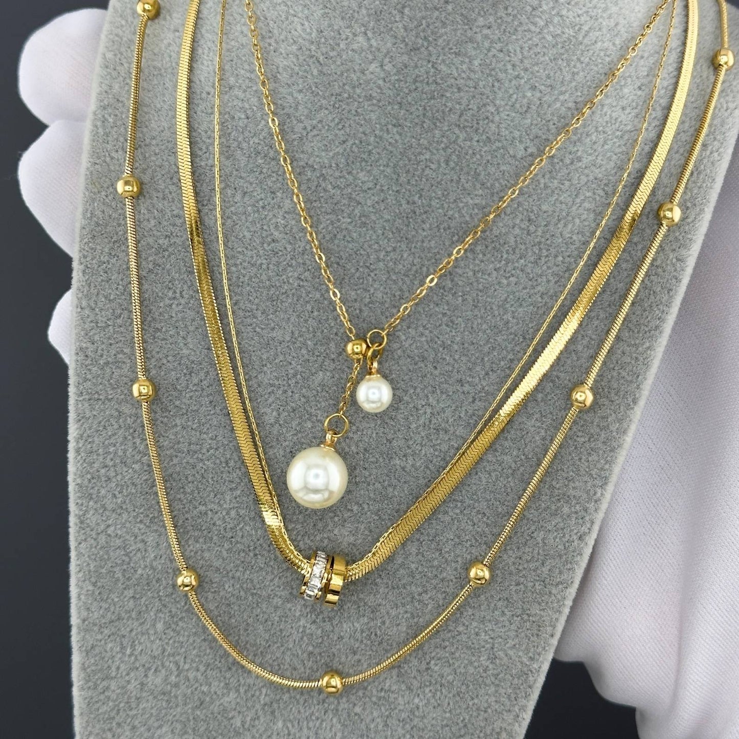 Moderne Perlenhalskette "Pearl Drop" | Vergoldeter Designerschmuck | Zeitgenössische Eleganz